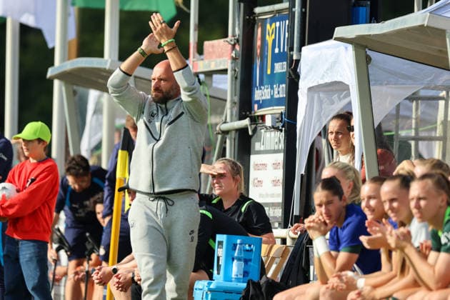 Gifhorn, Deutschland: 23.07.2026 - Testspiel - VfL Wolfsburg Frauen vs. PSV Eindhoven Frauen Im Bild: v.li. Cheftrainer Stephan Lerch (Wolfsburg) *** Gifhorn, Germany, July 23, 2026: Friendly match between VfL Wolfsburg Women and PSV Eindhoven Women. Pictured, from left: Head Coach Stephan Lerch, Wolfsburg Copyright: HMBxMedia MadeleinexFantini