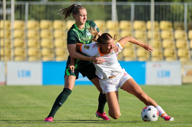 Gifhorn, Deutschland: 23.07.2026 - Testspiel - VfL Wolfsburg Frauen vs. PSV Eindhoven Frauen Im Bild: v.li. im Zweikampf Janina Minge (Wolfsburg) und Lore Jacobs (Eindhoven) *** Gifhorn, Germany, July 23, 2026: Friendly match between VfL Wolfsburg Women and PSV Eindhoven Women. Pictured, from left, in a tackle: Janina Minge (Wolfsburg) and Lore Jacobs (Eindhoven) Copyright: HMBxMedia MadeleinexFantini