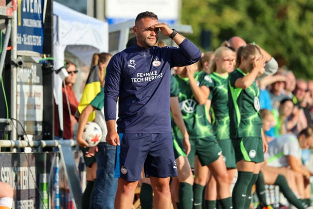 Gifhorn, Deutschland: 23.07.2026 - Testspiel - VfL Wolfsburg Frauen vs. PSV Eindhoven Frauen Im Bild: Trainer Kasper Kurland (Eindhoven) *** Gifhorn, Germany, July 23, 2026: Friendly match between VfL Wolfsburg Women and PSV Eindhoven Women. Pictured: Coach Kasper Kurland of Eindhoven Copyright: HMBxMedia MadeleinexFantini