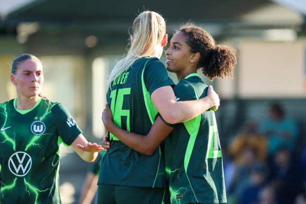 Gifhorn, Deutschland: 23.07.2026 - Testspiel - VfL Wolfsburg Frauen vs. PSV Eindhoven Frauen Im Bild: v.li. die Zweite Camilla Küver Kuever (Wolfsburg) umarmt Cora Zicai (Wolfsburg), link daneben Smilla Vallotto (Wolfsburg) *** Gifhorn, Germany, July 23, 2026: Friendly match between VfL Wolfsburg Women and PSV Eindhoven Women. Pictured, from left: Camilla Küver (Wolfsburg) hugs Cora Zicai (Wolfsburg); to her left is Smilla Vallotto (Wolfsburg). Copyright: HMBxMedia MadeleinexFantini