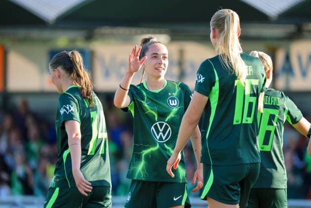 Gifhorn, Deutschland: 23.07.2026 - Testspiel - VfL Wolfsburg Frauen vs. PSV Eindhoven Frauen Im Bild: v.li. Smilla Vallotto (Wolfsburg), Sophia Kleinherne (Wolfsburg) und Camilla Küver Kuever (Wolfsburg) *** Gifhorn, Germany, July 23, 2026: Friendly match between VfL Wolfsburg Women and PSV Eindhoven Women. Pictured, from left: Smilla Vallotto (Wolfsburg), Sophia Kleinherne (Wolfsburg), and Camilla Küver (Wolfsburg) Copyright: HMBxMedia MadeleinexFantini