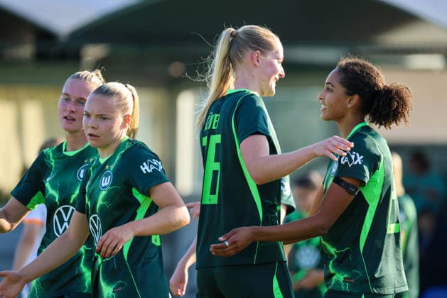 Gifhorn, Deutschland: 23.07.2026 - Testspiel - VfL Wolfsburg Frauen vs. PSV Eindhoven Frauen Im Bild: v.li. Janina Minge (Wolfsburg), Anny Kerim-Lindland (Wolfsburg), Camilla Küver Kuever (Wolfsburg) und Cora Zicai (Wolfsburg) *** Gifhorn, Germany, July 23, 2026: Friendly match between VfL Wolfsburg Women and PSV Eindhoven Women. Pictured, from left: Janina Minge (Wolfsburg), Anny Kerim Lindland (Wolfsburg), Camilla Küver (Wolfsburg), and Cora Zicai (Wolfsburg) Copyright: HMBxMedia MadeleinexFantini