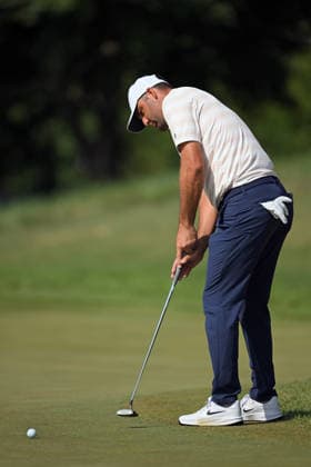 BLAINE, MN - JULY 24: Scottie Scheffler makes a putt for birdie on the 1st hole during the first round of the 3M Open on July 24, 2026, at TPC Twin Cities in Blaine, MN. (Photo by Nick Wosika Icon Sportswire) GOLF: JUL 24 PGA, Golf Herren 3M Open EDITORIAL USE ONLY Icon202607243017