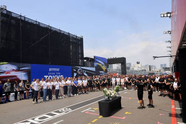 Mitglieder der FE Oragnistation sowie verschiedener Teams stehen um den Tisch mit dem Bild, Kerzen und Blumen in Gedenken an den kürzlich verstorbenen Cyril Blais (FRA) Teamchef vor der Citreon Box in der Boxengasse, FIA Formel E Weltmeisterschaft, Saison 12, Tokio E- Prix, 24.07.2026 *** Members of the FE organization and various teams stand around a table with a photo, candles, and flowers in memory of the recently deceased Cyril Blais, FRA team principal, in front of the Citroën pit in the pit lane, FIA Formula E World Championship, Season 12, Tokyo E-Prix, July 24, 2026