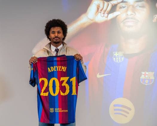 (260724) -- BARCELONA, July 24, 2026 -- FC Barcelona, Barca s new player Karim Adeyemi poses with a jersey bearing his name during his official presentation in Spotify Camp Nou, Barcelona, Spain, on July 23, 2026. (Photo by Xinhua) (SP)SPAIN-BARCELONA-FOOTBALL-FC BARCELONA-NEW PLAYER-KARIM ADEYEMI JoanxGosa 
