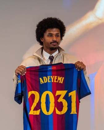 (260724) -- BARCELONA, July 24, 2026 -- FC Barcelona, Barca s new player Karim Adeyemi poses with a jersey bearing his name during his official presentation in Spotify Camp Nou, Barcelona, Spain, on July 23, 2026. (Photo by Xinhua) (SP)SPAIN-BARCELONA-FOOTBALL-FC BARCELONA-NEW PLAYER-KARIM ADEYEMI JoanxGosa 