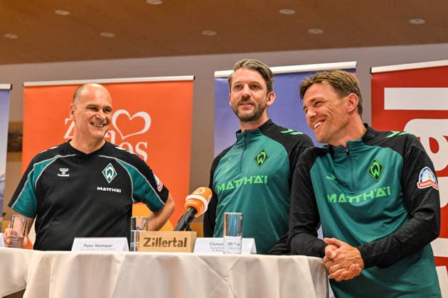 23.07.2026, AUT, Fußball, Herren, 1. Bundesliga, Trainingslager, Saison 2026 2027, Zell am Ziller, 15 Jahre Partnerschaft: SV Werder Bremen & Zillertal Pressegespräch im Rahmen des Trainingslagers 2026 mit anschliesender offiziellen Eröffnung des Kaiserschmarrn Festes, vl, Klaus Filbry (Vorsitzender der Geschäftsführung und Kaufmännischer Geschäftsführer des SV Werder Bremen), Peter Niemeyer (Leiter Profifußball beim SV Werder Bremen), Clemens Fritz (Geschäftsführer Fußball des SV Werder Bremen) Zell am Ziller Gemeindesaal Tirol Österreich *** July 23, 2026, Austria, Soccer, Men s, 1st Bundesliga, Training Camp, 2026–2027 Season, Zell am Ziller, 15 Years of Partnership Between SV Werder Bremen and Zillertal Press Conference as part of the 2026 training camp, followed by the official opening of the Kaiserschmarrn Festival, from left to right: Klaus Filbry, Chairman of the Executive Board and Commercial Director of SV Werder Bremen, Peter Niemeyer, Head of Professional Soccer at SV Werder Bremen, Clemens Fritz, Soccer Director of SV Werder Bremen; Zell am Ziller Community Hall, Tyrol, Austria Copyright: xNordphotox xHafnerx