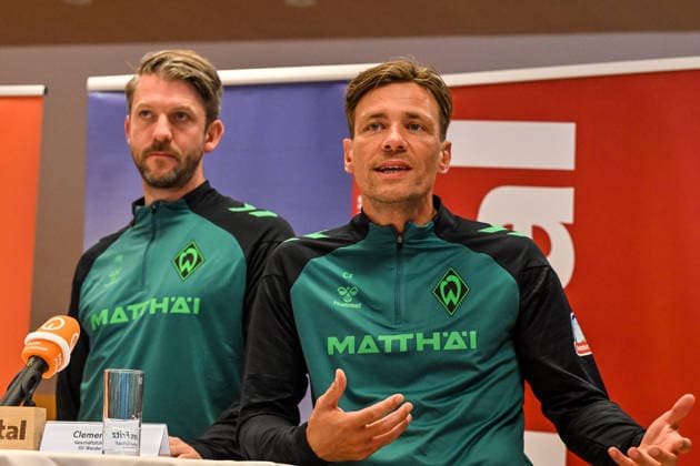 23.07.2026, AUT, Fußball, Herren, 1. Bundesliga, Trainingslager, Saison 2026 2027, Zell am Ziller, 15 Jahre Partnerschaft: SV Werder Bremen & Zillertal Pressegespräch im Rahmen des Trainingslagers 2026 mit anschliesender offiziellen Eröffnung des Kaiserschmarrn Festes, vl, Peter Niemeyer (Leiter Profifußball beim SV Werder Bremen), Clemens Fritz (Geschäftsführer Fußball des SV Werder Bremen) Zell am Ziller Gemeindesaal Tirol Österreich *** July 23, 2026, Austria, Soccer, Men s, 1. Bundesliga, Training Camp, 2026–2027 Season, Zell am Ziller, 15 Years of Partnership Between SV Werder Bremen and Zillertal Press Conference as part of the 2026 training camp, followed by the official opening of the Kaiserschmarrn Festival, from left to right: Peter Niemeyer, Head of Professional Soccer at SV Werder Bremen, Clemens Fritz, Managing Director of Soccer at SV Werder Bremen, Zell am Ziller Community Hall, Tyrol, Austria Copyright: xNordphotox xHafnerx