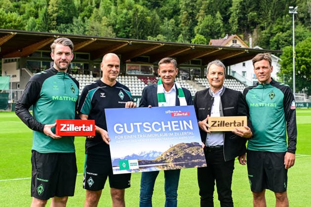 23.07.2026, AUT, Fußball, Herren, 1. Bundesliga, Trainingslager, Saison 2026 2027, Zell am Ziller, 15 Jahre Partnerschaft: SV Werder Bremen & Zillertal Pressegespräch im Rahmen des Trainingslagers 2026 mit anschliesender offiziellen Eröffnung des Kaiserschmarrn Festes, vl, Peter Niemeyer (Leiter Profifußball beim SV Werder Bremen), Klaus Filbry (Vorsitzender der Geschäftsführung und Kaufmännischer Geschäftsführer des SV Werder Bremen), Ferdinand Lechner (Obmann des Tourismusverbands Zell-Gerlos, Zillertal Arena und Verwaltungsratsvorsitzender der Zillertal Tourismus GmbH), Ronald Felder (Geschäftsführer Zillertal Tourismus GmbH), Clemens Fritz (Geschäftsführer Fußball des SV Werder Bremen), Gutschein für eine bedürftige Familie für das Werder Trainingslager 2027 im Zillertal Zell am Ziller Parkstadion Tirol Österreich *** July 23, 2026, Austria, Soccer, Men s, 1st Bundesliga, Training Camp, 2026–2027 Season, Zell am Ziller, 15 Years of Partnership Between SV Werder Bremen and Zillertal Press Conference as part of the 2026 training camp, followed by the official opening of the Kaiserschmarrn Festival, from left to right: Peter Niemeyer, Head of Professional Soccer at SV Werder Bremen; Klaus Filbry, Chairman of the Executive Board and Commercial Director of SV Werder Bremen; Ferdinand Lechner, Chairman of the Zell-Gerlos Tourism Association, Zillertal Arena, and Chairman of the Board of Directors of Zillertal Tourismus GmbH; Ronald Felder, Managing Director of Zillertal Tourismus GmbH; Clemens Fritz, Director of Soccer Operations at SV Werder Bremen; a voucher for a family in need to attend the 2027 Werder training camp in the Zillertal, Zell am Ziller, Parkstadion, Tyrol, Austria Copyright: xNordphotox xHafnerx