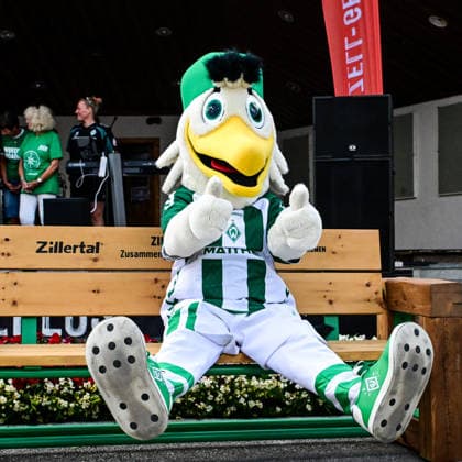 23.07.2026, AUT, Fußball, Herren, 1. Bundesliga, Trainingslager, Saison 2026 2027, Zell am Ziller, 15 Jahre Partnerschaft: SV Werder Bremen & Zillertal Pressegespräch im Rahmen des Trainingslagers 2026 mit anschliesender offiziellen Eröffnung des Kaiserschmarrn Festes, Werder Maskottchen Toni auf der von Werder Bremen an Zell am Ziller gespendeten Parkbank Zell am Ziller Musikpavillon Tirol Österreich *** July 23, 2026, Austria, Soccer, Men s, 1. Bundesliga, Training Camp, 2026–2027 Season, Zell am Ziller, 15 Years of Partnership Between SV Werder Bremen and Zillertal Press Conference as part of the 2026 training camp, followed by the official opening of the Kaiserschmarrn Festival, Werder mascot Toni on the park bench donated by Werder Bremen to Zell am Ziller; Zell am Ziller Music Pavilion, Tyrol, Austria Copyright: xNordphotox xHafnerx