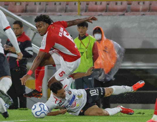 Independiente Santa Fe (COL) v Caracas (VEN) - Copa Conmebol Sudamericana Kilian Toscano of Independiente Santa Fe and Michael Covea of Caracas FC compete for the ball during the first leg of the Round of 32 playoff of the 2026 CONMEBOL Sudamericana Cup at the Nemesio Camacho El Campin Stadium in Bogota, Colombia, on an unspecified date. Bogota Colombia  Copyright: xDanielxGarzonxHerazox originalFilename:garzonherazo-independ260723_npQSw.jpg