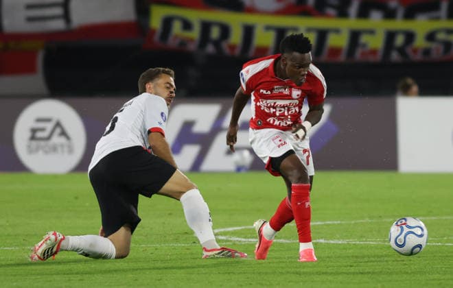 Independiente Santa Fe (COL) v Caracas (VEN) - Copa Conmebol Sudamericana Jader Obrian of Independiente Santa Fe (COL) and Christian Larotonda of Caracas FC (VEN) compete for the ball during the first leg of the Round of 32 playoff match of the 2026 CONMEBOL Sudamericana Cup, played at the Nemesio Camacho El Campin Stadium in Bogota, Colombia, on an unspecified date. Bogota Colombia  Copyright: xDanielxGarzonxHerazox originalFilename:garzonherazo-independ260723_npN9o.jpg