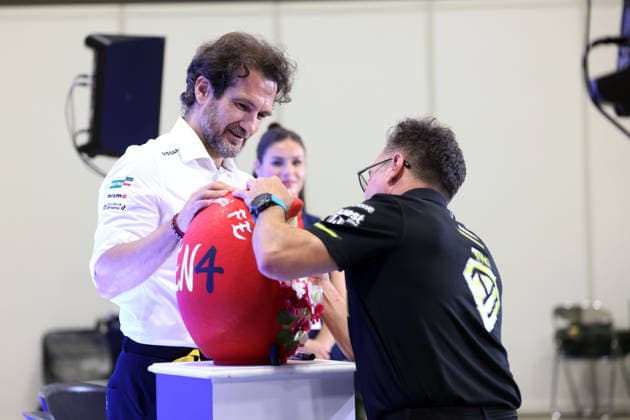 Tommaso Volpe (ITA) Nissan Teamchef hält den japanischen Talissmann während Roger Griffiths (GBR) Teamchef Andretti FE ein Auge ausmalt , Pressekonferenz zur Zusammenarbeit zwichen Nissan und Andretti ab kommender Saison 13 2027-28, FIA Formel E Weltmeisterschaft, Saison 12, Tokio E- Prix, 24.07.2026, Gen 4 *** Tommaso Volpe (ITA), Nissan team principal, keeps an eye on the Japanese mascot while Roger Griffiths (GBR), Andretti FE team principal, draws an eye; press conference on the partnership between Nissan and Andretti starting with the 2027–28 season, FIA Formula E World Championship, Season 12, Tokyo E-Prix, July 24, 2026, Gen 4