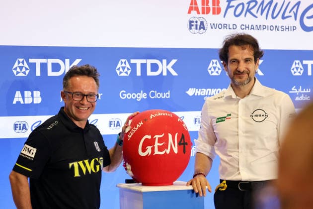 Roger Griffiths (GBR) Teamchef Andretti FE und Tommaso Volpe (ITA) Nissan Teamchef an einem japanischen Talissmann, Pressekonferenz zur Zusammenarbeit zwichen Nissan und Andretti ab kommender Saison 13 2027-28, FIA Formel E Weltmeisterschaft, Saison 12, Tokio E- Prix, 24.07.2026, Gen4 *** Roger Griffiths (GBR), Team Principal of Andretti FE, and Tommaso Volpe (ITA), Team Principal of Nissan, at a Japanese press conference announcing the partnership between Nissan and Andretti starting with Season 13 in 2027–28, FIA Formula E World Championship, Season 12, Tokyo E-Prix, July 24, 2026, Gen4