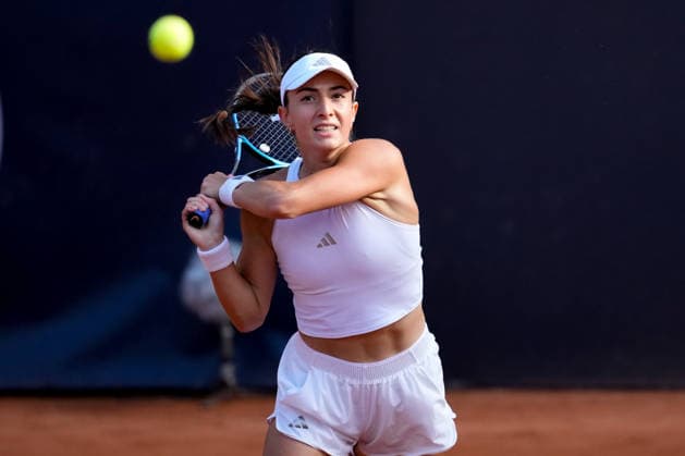 MSC Hamburg Ladies Open - Day 4 Elina Avanesyan of Armenia plays against seventh seed Yulia Putintseva of Kazakhstan during their round of 16 match at the 2026 MSC Hamburg Ladies Open Women s tennis tournament at Am Rothenbaum in Hamburg, Germany. Hamburg Hamburg Germany  Copyright: xOwenxHammondx originalFilename:hammond-2026msch260723_npkS8.jpg