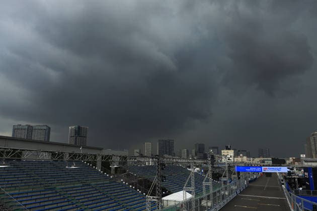 Dunkle Wolken eines Gewitters ziehen über die Start- Zielgeraden der Rennstrecke, FIA Formel E Weltmeisterschaft, Saison 12, Tokio E- Prix, 24.07.2026, Unwetter, Wetterumschwung *** Dark storm clouds roll across the start-finish straight of the racetrack, FIA Formula E World Championship, Season 12, Tokyo E-Prix, July 24, 2026, severe weather, sudden change in weather