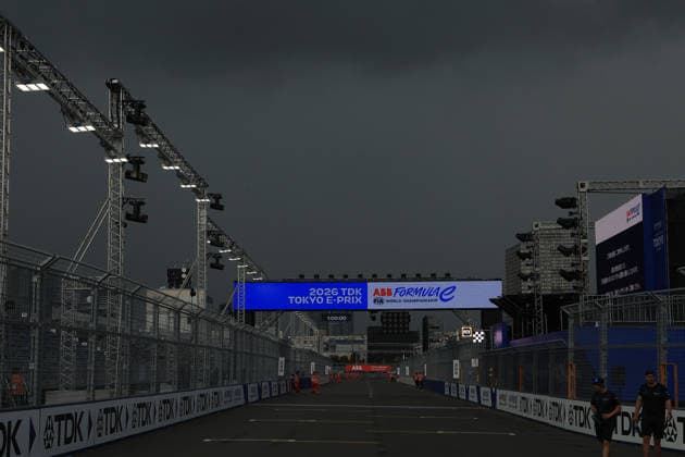 Dunkle Wolken eines Gewitters ziehen über die Start- Zielgeraden der Rennstrecke, FIA Formel E Weltmeisterschaft, Saison 12, Tokio E- Prix, 24.07.2026, Unwetter *** Dark storm clouds roll across the start-finish straight of the racetrack, FIA Formula E World Championship, Season 12, Tokyo E-Prix, July 24, 2026, severe weather