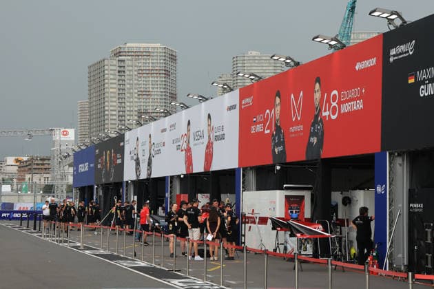 teams bereit sich auf eine Evakuierung vor, Boxengasse der Rennstrecke, FIA Formel E Weltmeisterschaft, Saison 12, Tokio E- Prix, 24.07.2026, Unwetter, Wetterumschwung *** Teams prepare for an evacuation, the racetrack s pit lane, FIA Formula E World Championship, Season 12, Tokyo E-Prix, July 24, 2026, severe weather, sudden change in weather