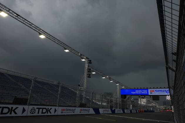 Dunkle Wolken eines Gewitters ziehen über die Start- Zielgeraden der Rennstrecke, FIA Formel E Weltmeisterschaft, Saison 12, Tokio E- Prix, 24.07.2026, Unwetter, Wetterumschwung *** Dark storm clouds roll across the start-finish straight of the racetrack, FIA Formula E World Championship, Season 12, Tokyo E-Prix, July 24, 2026, severe weather, sudden change in weather