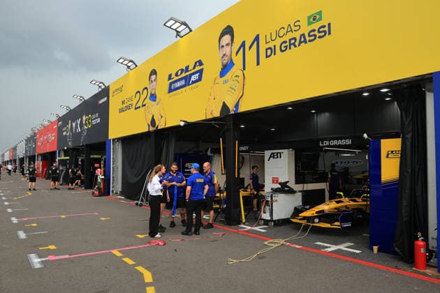 teams bereiten sich auf eine Evakuierung vor, Boxengasse der Rennstrecke, FIA Formel E Weltmeisterschaft, Saison 12, Tokio E- Prix, 24.07.2026, Unwetter, Wetterumschwung *** Teams prepare for an evacuation, the racetrack s pit lane, FIA Formula E World Championship, Season 12, Tokyo E-Prix, July 24, 2026, severe weather, sudden change in weather