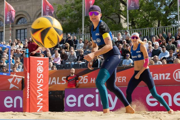 Deutsche Meisterschaften im Beach-Volleyball. 2026 Nele Barber (im Hintergrund) und Melanie Gernert (beide Kiel). Deutsche Meisterschaften im Beach-Volleyball am 24. Juli 2026 in Hannover. Viertelfinalspiel zwischen dem 1. Beachclub Kiel und dem Olympischen Club BW Stuttgart., Hannover Niedersachsen Deutschland Opernplatz *** 2026 German Beach Volleyball Championships: Nele Barber in the background and Melanie Gernert, both from Kiel. German Beach Volleyball Championships on July 24, 2026, in Hanover. Quarterfinal match between 1 Beachclub Kiel and Olympischer Sport Club BW Stuttgart, Hanover, Lower Saxony, Germany, Opernplatz.