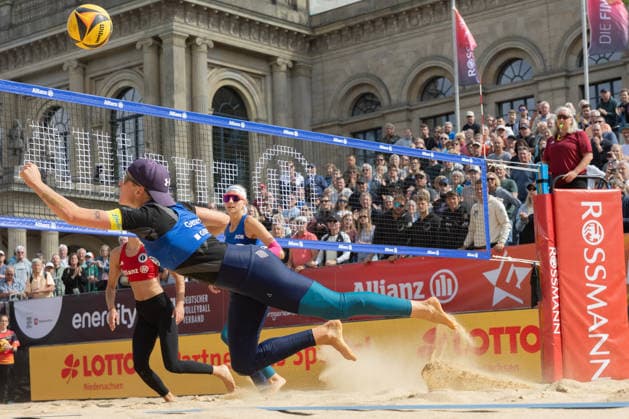 Deutsche Meisterschaften im Beach-Volleyball. 2026 Nele Barber (im Hintergrund) und Melanie Gernert (beide Kiel). Deutsche Meisterschaften im Beach-Volleyball am 24. Juli 2026 in Hannover. Viertelfinalspiel zwischen dem 1. Beachclub Kiel und dem Olympischen Club BW Stuttgart., Hannover Niedersachsen Deutschland Opernplatz *** 2026 German Beach Volleyball Championships: Nele Barber in the background and Melanie Gernert, both from Kiel. German Beach Volleyball Championships on July 24, 2026, in Hanover. Quarterfinal match between 1 Beachclub Kiel and Olympischer Sport Club BW Stuttgart, Hanover, Lower Saxony, Germany, Opernplatz.