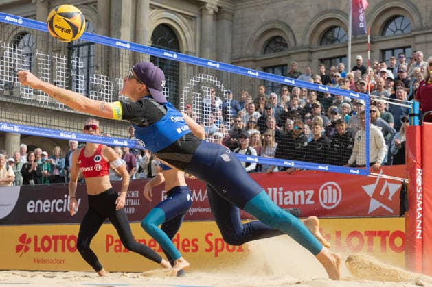 Deutsche Meisterschaften im Beach-Volleyball. 2026 Melanie Gernert (Kiel) in Aktion. Deutsche Meisterschaften im Beach-Volleyball am 24. Juli 2026 in Hannover. Viertelfinalspiel zwischen dem 1. Beachclub Kiel und dem Olympischen Club BW Stuttgart., Hannover Niedersachsen Deutschland Opernplatz *** 2026 German Beach Volleyball Championships: Melanie Gernert of Kiel in Action; German Beach Volleyball Championships on July 24, 2026, in Hanover; quarterfinal match between 1 Beachclub Kiel and Olympischer Sport Club BW Stuttgart; Hanover, Lower Saxony, Germany; Opernplatz