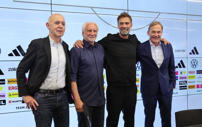 24.07.2026, Fussball DFB-Pressekonferenz, Vorstellung des neuen Bundestrainers Jürgen Klopp, v.li. DFB-Präsident Bernd Neuendorf, Sportdirektor Rudi Völler (Deutsche Fussball Nationalmannschaft, DFB), Bundestrainer Jürgen Klopp), 1. DFB-Vizepräsident Hans-Joachim Watzke (Deutsche Fussball Nationalmannschaft, DFB) DFL DFB REGULATIONS PROHIBIT ANY USE OF PHOTOGRAPHS AS IMAGE SEQUENCES AND OR QUASI-VIDEO. xdcx *** July 24, 2026, DFB Soccer Press Conference, Introduction of the new national team coach Jürgen Klopp; from left: DFB President Bernd Neuendorf, Sports Director Rudi Völler, German National Soccer Team, DFB, National Team Coach Jürgen Klopp, 1 DFB Vice President Hans Joachim Watzke, German National Soccer Team, DFB, DFL. DFB REGULATIONS PROHIBIT ANY USE OF PHOTOGRAPHS AS IMAGE SEQUENCES AND OR QUASI-VIDEO xdcx Copyright: HMBxMedia Claus
