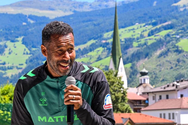 24.07.2026, AUT, Fußball, Herren, 1. Bundesliga, Trainingslager, Saison 2026 2027, Zell am Ziller, SV Werder Bremen Trainer Daniel Thioune (Werder Bremen) stellt sich nach dem Vormittagstraining den Fragen der Fans , im Hintergrund der Kirchturm von Zell am Ziller Zell am Ziller Parkstadion Tirol Österreich *** July 24, 2026, Austria, Soccer, Men s, 1. Bundesliga, Training Camp, 2026–2027 Season, Zell am Ziller, SV Werder Bremen Coach Daniel Thioune; Werder Bremen answers fans’ questions after the morning training session, with the church tower of Zell am Ziller in the background; Zell am Ziller Parkstadion, Tyrol, Austria Copyright: xNordphotox xHafnerx
