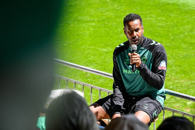 24.07.2026, AUT, Fußball, Herren, 1. Bundesliga, Trainingslager, Saison 2026 2027, Zell am Ziller, SV Werder Bremen Trainer Daniel Thioune (Werder Bremen) stellt sich nach dem Vormittagstraining den Fragen der Fans Zell am Ziller Parkstadion Tirol Österreich *** July 24, 2026, Austria, Soccer, Men s, 1. Bundesliga, Training Camp, 2026–2027 Season, Zell am Ziller, SV Werder Bremen Coach Daniel Thioune Werder Bremen answers fans’ questions after morning practice Zell am Ziller Parkstadion Tyrol, Austria Copyright: xNordphotox xHafnerx