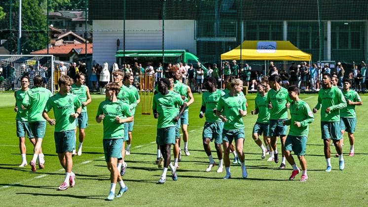 24.07.2026, AUT, Fußball, Herren, 1. Bundesliga, Trainingslager, Saison 2026 2027, Zell am Ziller, SV Werder Bremen das Vormittagstraining startet mit einer Laufeinheit Zell am Ziller Parkstadion Tirol Österreich *** July 24, 2026, Austria, Soccer, Men s, 1. Bundesliga, Training Camp, 2026–2027 Season, Zell am Ziller, SV Werder Bremen: The morning training session begins with a running drill at the Zell am Ziller Parkstadion in Tyrol, Austria Copyright: xNordphotox xHafnerx