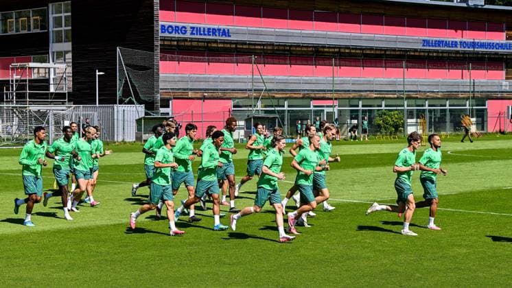 24.07.2026, AUT, Fußball, Herren, 1. Bundesliga, Trainingslager, Saison 2026 2027, Zell am Ziller, SV Werder Bremen das Vormittagstraining startet mit einer Laufeinheit, im Hintergrund die Zillertaler Tourismusschule Zell am Ziller Parkstadion Tirol Österreich *** July 24, 2026, Austria, Soccer, Men s, 1. Bundesliga, Training Camp, 2026–2027 Season, Zell am Ziller, SV Werder Bremen: The morning training session begins with a running drill, with the Zillertal Tourism School in Zell am Ziller visible in the background. Parkstadion, Tyrol, Austria Copyright: xNordphotox xHafnerx