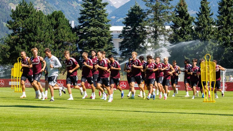 24.07.2026 - Fussball - 2. Fussball-Bundesliga - Saison 2026 2027 - 1. FC Nürnberg FCN Club - Trainingslager Sommer Sommertrainingslager Gais - Bruneck - Südtirol - Zink DaMa - xdaxmax - Mannschaft Team läuft sich warm *** July 24, 2026 Soccer 2 Bundesliga 2026–2027 Season 1 FC Nuremberg (FCN) Club Summer Training Camp Summer Training Camp in Gais, Brunico, South Tyrol Zink DaMa xdaxmax The team is warming up