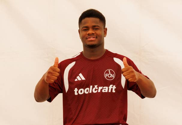 24.07.2026 - Fussball - 2. Fussball-Bundesliga - Saison 2026 2027 - 1. FC Nürnberg FCN Club - Trainingslager Sommer Sommertrainingslager Gais - Bruneck - Südtirol - Zink DaMa - xdaxmax - Mikayil Faye (1. FC Nürnberg FCN ) fährt sich warm - zeigt Daumen hoch Daumen nach oben *** July 24, 2026 Soccer 2 Bundesliga 2026–2027 Season 1. FC Nürnberg (FCN) Club Summer Training Camp Summer Training Camp in Gais, Brunico, South Tyrol Zink DaMa xdaxmax Mikayil Faye 1. FC Nürnberg FCN warms up, gives a thumbs-up, thumbs up