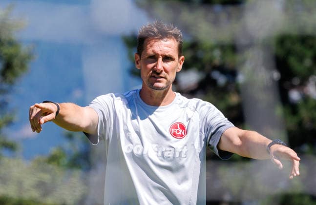 24.07.2026 - Fussball - 2. Fussball-Bundesliga - Saison 2026 2027 - 1. FC Nürnberg FCN Club - Trainingslager Sommer Sommertrainingslager Gais - Bruneck - Südtirol - Zink DaMa - xdaxmax - Miroslav Miro Klose ( Trainer 1. FC Nürnberg FCN ) zeigt an gestikuliert dirigiert gibt Anweisungen *** July 24, 2026 Soccer 2 Soccer Bundesliga 2026–2027 Season 1. FC Nürnberg (FCN) Club Summer Training Camp Summer Training Camp in Gais, Bruneck, South Tyrol Zink DaMa xdaxmax Miroslav Miro Klose, Coach of 1. FC Nürnberg FCN points, gestures, directs, gives instructions