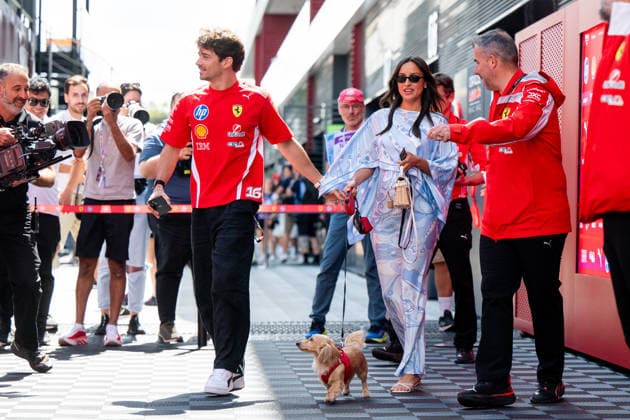 24.07.2026, HUN, Motorsport, FIA Formel 1 Weltmeisterschaft, Freies Training, Saison 2026, Hungaroring Budapest, Großer Preis von Ungarn Charles Leclerc ( Scuderia Ferrari HP, Monaco, 16 ) mit Ehefrau Alexandra und Hund Leo, Mogyorod Hungaroring Pest Ungarn *** July 24, 2026, HUN, Motorsports, FIA Formula 1 World Championship, Free Practice, 2026 Season, Hungaroring Budapest, Hungarian Grand Prix, Charles Leclerc, Scuderia Ferrari HP, Monaco, 16, with wife Alexandra and dog Leo, Mogyorod, Hungaroring, Pest, Hungary Copyright: xNordphotox xMemmlerx