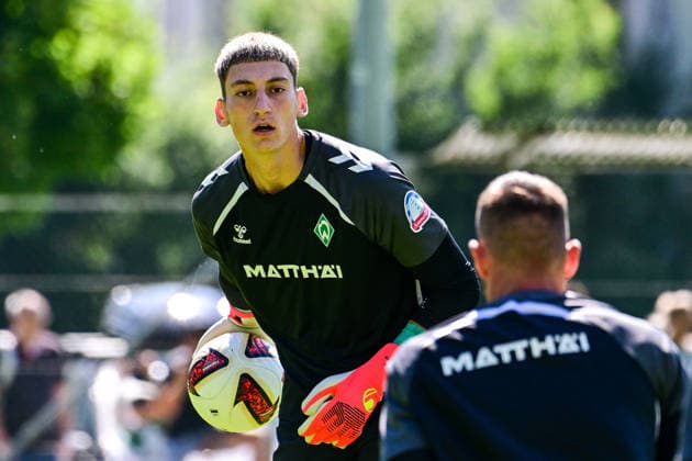 24.07.2026, AUT, Fußball, Herren, 1. Bundesliga, Trainingslager, Saison 2026 2027, Zell am Ziller, SV Werder Bremen Torwart Stefan Smarkalev (Werder Bremen, 37) Zell am Ziller Parkstadion Tirol Österreich *** July 24, 2026, Austria, Soccer, Men s, 1. Bundesliga, Training Camp, 2026–2027 Season, Zell am Ziller, SV Werder Bremen goalkeeper Stefan Smarkalev, Werder Bremen, 37, Zell am Ziller Parkstadion, Tyrol, Austria Copyright: xNordphotox xHafnerx