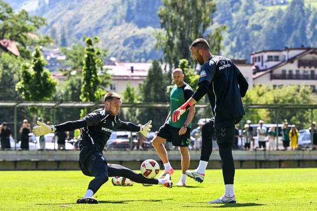 24.07.2026, AUT, Fußball, Herren, 1. Bundesliga, Trainingslager, Saison 2026 2027, Zell am Ziller, SV Werder Bremen Torwart Karl Hein (Werder Bremen, 1), Torwart Markus Kolke (Werder Bremen, 25), im Hintergrund verfolgt Christian Vander (Werder Bremen) die Spielszene Zell am Ziller Parkstadion Tirol Österreich *** July 24, 2026, Austria, Soccer, Men s, 1. Bundesliga, Training Camp, 2026–2027 Season, Zell am Ziller, SV Werder Bremen goalkeeper Karl Hein (Werder Bremen, 1), goalkeeper Markus Kolke (Werder Bremen, 25), with Christian Vander (Werder Bremen) watching the action in the background at the Zell am Ziller Parkstadion in Tyrol, Austria Copyright: xNordphotox xHafnerx