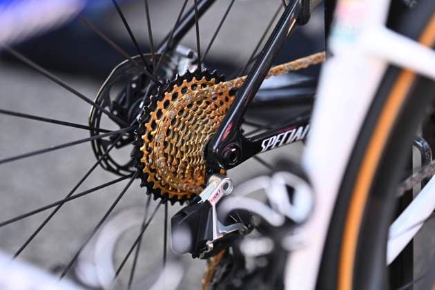 Tour de France 2026 Stage 19 ALPE D HUEZ, FRANCE - JULY 24 : bike of Evenepoel Remco (BEL) of Red Bull - BORA - Hansgrohe with golden cassette during stage 19 of the 113rd edition of Tour de France an UCI World Tour 2.UWT cycling road race stage for Men Elite of 128 km with start in Gap and finish in Alpe d Huez on July 24, 2026 in Alpe d Huez, France, 24 07 2026 ( Motordriver Kurt Vandenborre - Alpe d Huez France  Copyright: xGvgx