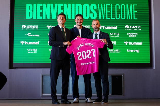 ESP: Presentation Facundo Bernal, Fran Garcia and Diego Conde as new Real Betis players. Diego Conde poses for photo during his presentation as a new player of Real Betis at Luis del Sol complex on July 24, 2026 in Sevilla, Spain. Sevilla Spain Soccer *** ESP Presentation: Facundo Bernal, Fran Garcia, and Diego Conde as New Real Betis Players Diego Conde poses for a photo during his presentation as a new Real Betis player at the Luis del Sol Sports Complex on July 24, 2026, in Seville, Spain Seville, Spain Soccer Copyright: xRafaelxRomanx xAgenciaxLOFx