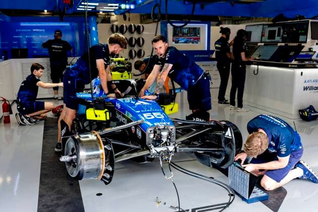 BUDAPEST - Mechanics at work on the car of Formula 1 driver Carlos Sainz of Atlassian Williams F1 Team during Formula 1 Hungary at the Hungaroring circuit on July 24, 2026 in Budapest, Hungary. (Photo by DeFodi Images) - *** BUDAPEST Mechanics working on the car of Formula 1 driver Carlos Sainz of the Atlassian Williams F1 Team during the Formula 1 Hungarian Grand Prix at the Hungaroring circuit on July 24, 2026, in Budapest, Hungary. Photo by DeFodi Images