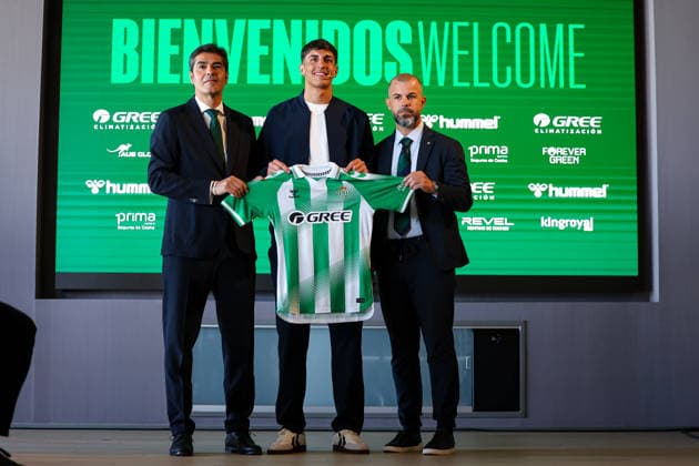 ESP: Presentation Facundo Bernal, Fran Garcia and Diego Conde as new Real Betis players. Facundo Bernal poses for photo during his presentation as a new player of Real Betis at Luis del Sol complex on July 24, 2026 in Sevilla, Spain. Sevilla Spain Soccer *** ESP Presentation: Facundo Bernal, Fran Garcia, and Diego Conde as New Real Betis Players Facundo Bernal poses for a photo during his presentation as a new Real Betis player at the Luis del Sol Sports Complex on July 24, 2026, in Seville, Spain Seville, Spain Soccer Copyright: xRafaelxRomanx xAgenciaxLOFx