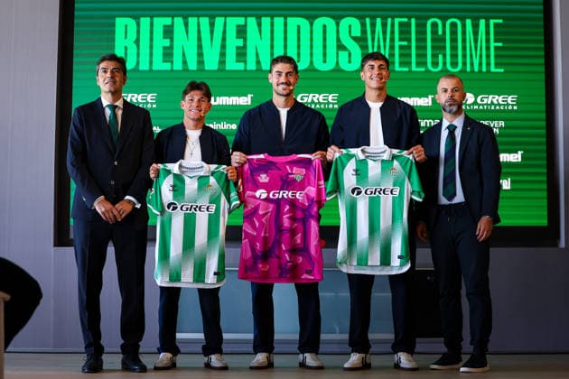 ESP: Presentation Facundo Bernal, Fran Garcia and Diego Conde as new Real Betis players. Fran Garcia (L), Diego Conde and Facundo Bernal (R) poses for photo during his presentation as a new player of Real Betis at Luis del Sol complex on July 24, 2026 in Sevilla, Spain. Sevilla Spain Soccer *** ESP Presentation: Facundo Bernal, Fran Garcia, and Diego Conde as new Real Betis players. Fran Garcia (L) and Diego Conde (R) pose for a photo with Facundo Bernal during his presentation as a new Real Betis player at the Luis del Sol sports complex on July 24, 2026, in Seville, Spain. Seville, Spain. Soccer Copyright: xRafaelxRomanx xAgenciaxLOFx