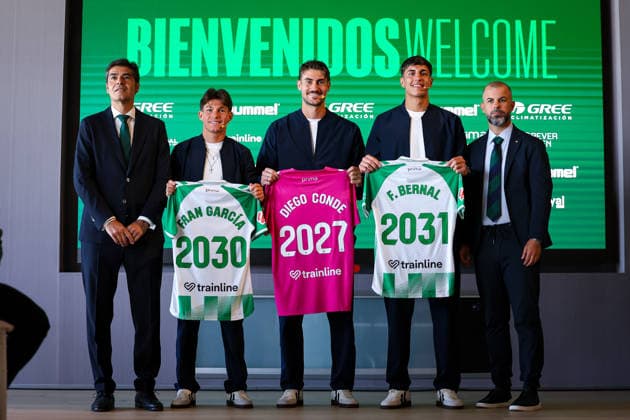 ESP: Presentation Facundo Bernal, Fran Garcia and Diego Conde as new Real Betis players. Fran Garcia (L), Diego Conde and Facundo Bernal (R) poses for photo during his presentation as a new player of Real Betis at Luis del Sol complex on July 24, 2026 in Sevilla, Spain. Sevilla Spain Soccer *** ESP Presentation: Facundo Bernal, Fran Garcia, and Diego Conde as new Real Betis players. Fran Garcia (L) and Diego Conde (R) pose for a photo with Facundo Bernal during his presentation as a new Real Betis player at the Luis del Sol sports complex on July 24, 2026, in Seville, Spain. Seville, Spain. Soccer Copyright: xRafaelxRomanx xAgenciaxLOFx