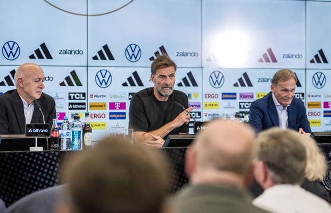 24.07.2026, xfux, Fussball DFB Deutsche Fussball Nationalmannschaft - Pressekonferenz zur Vorstellung von Juergen Jürgen Klopp als Trainer Bundestrainer, v.l. Praesident Präsident Bernd Neuendorf (Deutscher Fussball-Bund DFB), Trainer Juergen Juergen Nobert Klopp (Deutsche Fussball Nationalmannschaft DFB), Hans-Joachim Aki Watzke (1. Vizepräsident Vizepraesident des Deutschen Fussball Bund DFB) Frankfurt am Main *** July 24, 2026, xfux, Soccer DFB German National Soccer Team Press conference to introduce Jürgen Klopp as head coach, from left: President Bernd Neuendorf of the German Soccer Association (DFB), Head Coach Jürgen Norbert Klopp of the German National Soccer Team (DFB), Hans Joachim Aki Watzke, 1st Vice President of the German Football Association (DFB), Frankfurt am Main