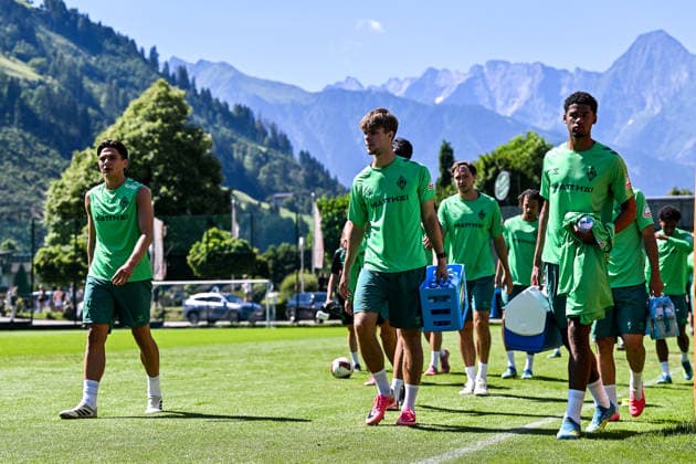 24.07.2026, AUT, Fußball, Herren, 1. Bundesliga, Trainingslager, Saison 2026 2027, Zell am Ziller, SV Werder Bremen Dariusz Stalmach (Werder Bremen, 23), Mick Schmetgens (Werder Bremen, 33), Paul Erevbenagie (Werder Bremen, 38) Zell am Ziller Parkstadion Tirol Österreich *** July 24, 2026, Austria, Soccer, Men s, 1. Bundesliga, Training Camp, 2026–2027 Season, Zell am Ziller, SV Werder Bremen: Dariusz Stalmach (Werder Bremen, 23), Mick Schmetgens (Werder Bremen, 33), Paul Erevbenagie (Werder Bremen, 38); Zell am Ziller Parkstadion, Tyrol, Austria Copyright: xNordphotox xHafnerx