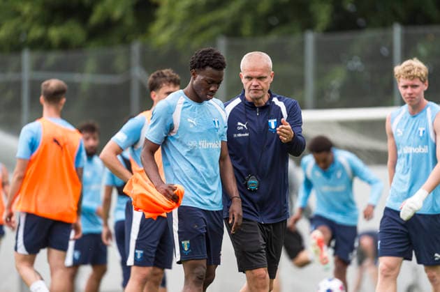 260724 Isaac Assibu och huvudtränare Gaute Helstrup under en träning med Malmö FF den 24 juli 2026 i Malmö. *** 260724 Isaac Assibu and head coach Gaute Helstrup during a training session with Malmö FF on July 24, 2026, in Malmö  Copyright: CHRISTIANxÖRNBERG BB260724CO033