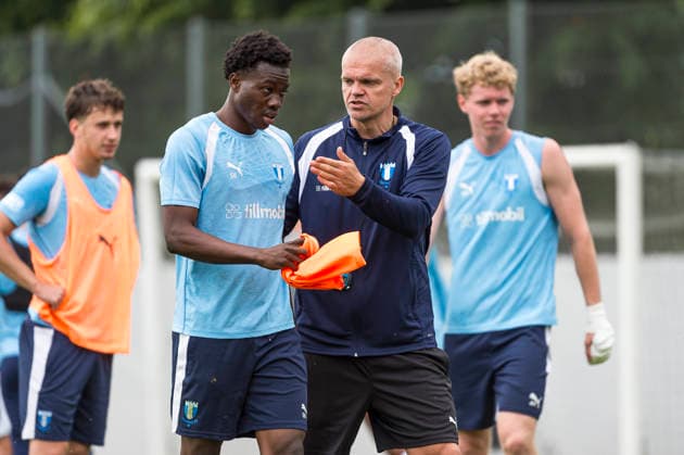260724 Isaac Assibu och huvudtränare Gaute Helstrup under en träning med Malmö FF den 24 juli 2026 i Malmö. *** 260724 Isaac Assibu and head coach Gaute Helstrup during a training session with Malmö FF on July 24, 2026, in Malmö  Copyright: CHRISTIANxÖRNBERG BB260724CO034