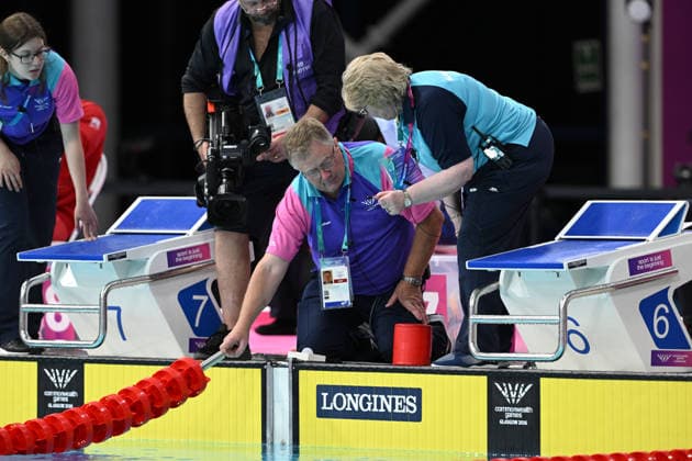 COM26 SWIMMING HEATS, Officials attempt to fix a broken lane rope ahead of the Men™s 100m Breaststroke heats at the Glasgow 2026 Commonwealth Games at the Tollcross International Swimming Centre in Glasgow, Scotland, Friday, July 24, 2026. ( NO ARCHIVING, EDITORIAL USE ONLY Glasgow Scotland United Kingdom  Copyright: xDEANxLEWINSx 20260724183551647167