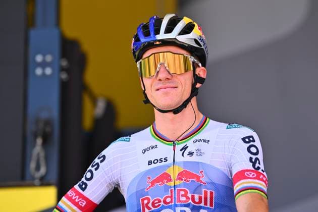 Tour de France 2026 Stage 19 ALPE D HUEZ, FRANCE - JULY 24 : Evenepoel Remco (BEL) of Red Bull - BORA - Hansgrohe during stage 19 of the 113rd edition of Tour de France an UCI World Tour 2.UWT cycling road race stage for Men Elite of 128 km with start in Gap and finish in Alpe d Huez on July 24, 2026 in Alpe d Huez, France, 24 07 2026 ( Motordriver Kurt Vandenborre - Alpe d Huez France  Copyright: xGvgx